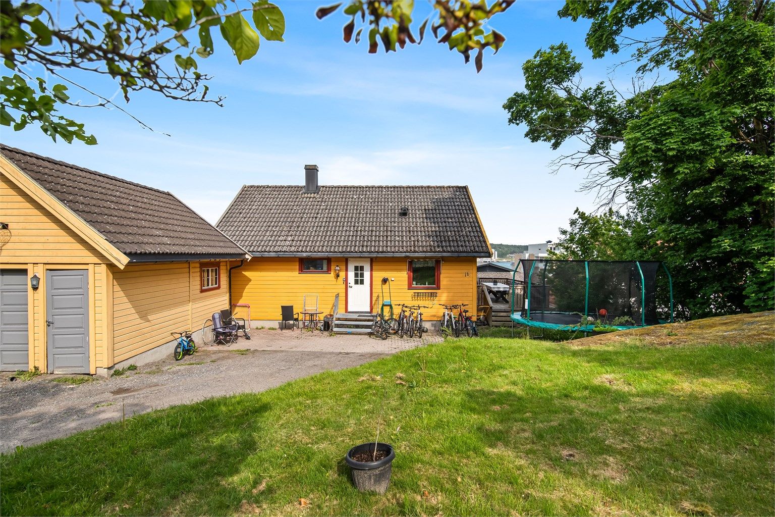 Tomten har potensial til å kunne bli en sjarmerende og idyllisk tomt med fine utearealer. 
