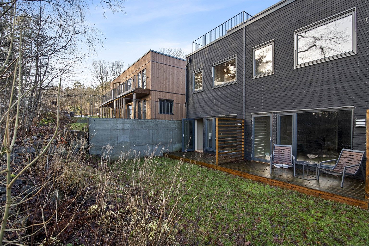 Rekkehuset er tilknyttet Eikelyhagen borettslag som har totalt 17 enheter.