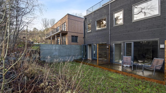 Rekkehuset er tilknyttet Eikelyhagen borettslag som har totalt 17 enheter.