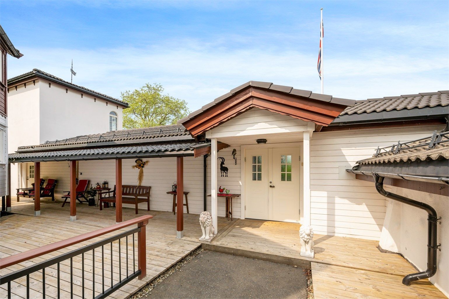 Arealet fordeler seg på to store plan samt loftsetasje og en tårnstue. 