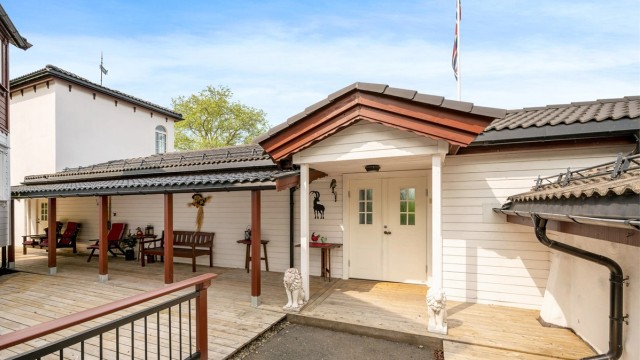 Arealet fordeler seg på to store plan samt loftsetasje og en tårnstue.