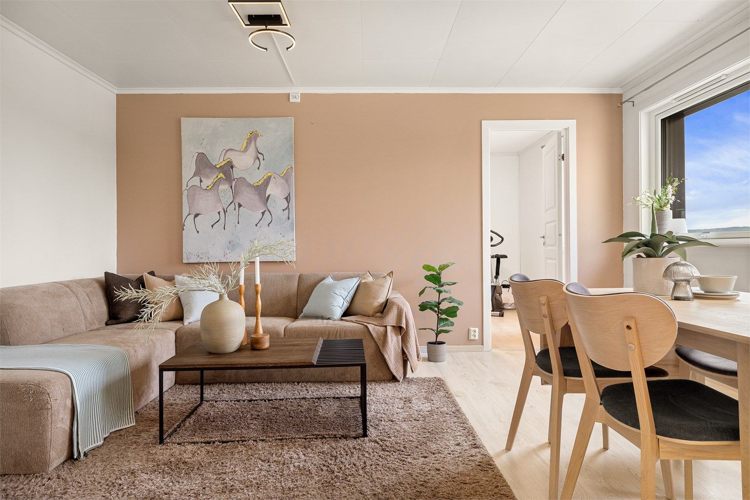 Leiligheten har en gjennomgående god standard med lysmalte overflater og laminat på gulv.
