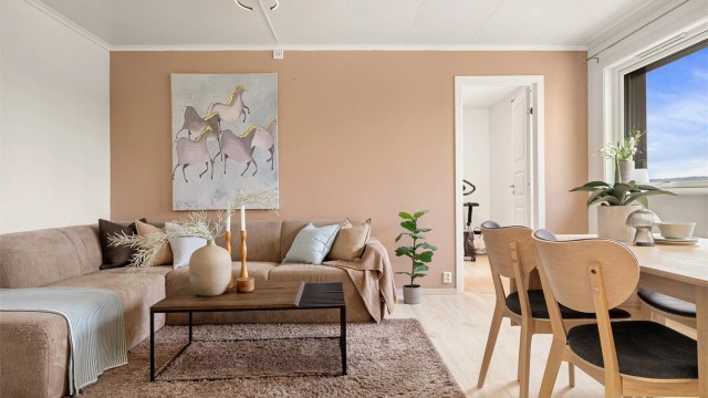 Leiligheten har en gjennomgående god standard med lysmalte overflater og laminat på gulv.