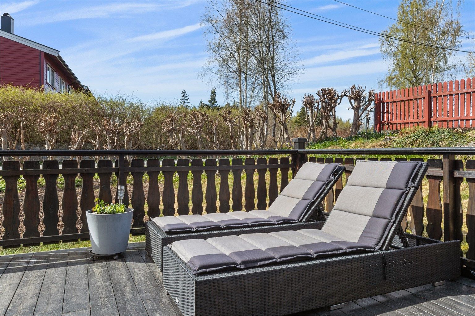 Terrassen utenfor stuen har rekkverk i tre og god plass for solsenger.