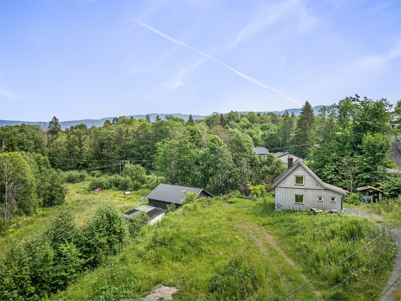 Eiendommen består pt. av en enebolig, stall/låve (mangler ferdigattest) og et uthus/garasje (ikke byggemeldt).