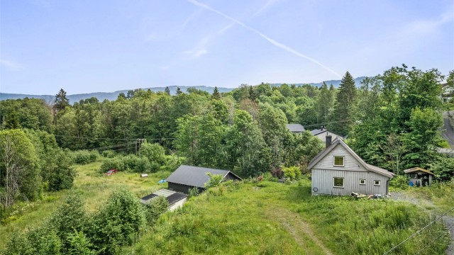Eiendommen består pt. av en enebolig, stall/låve (mangler ferdigattest) og et uthus/garasje (ikke byggemeldt).