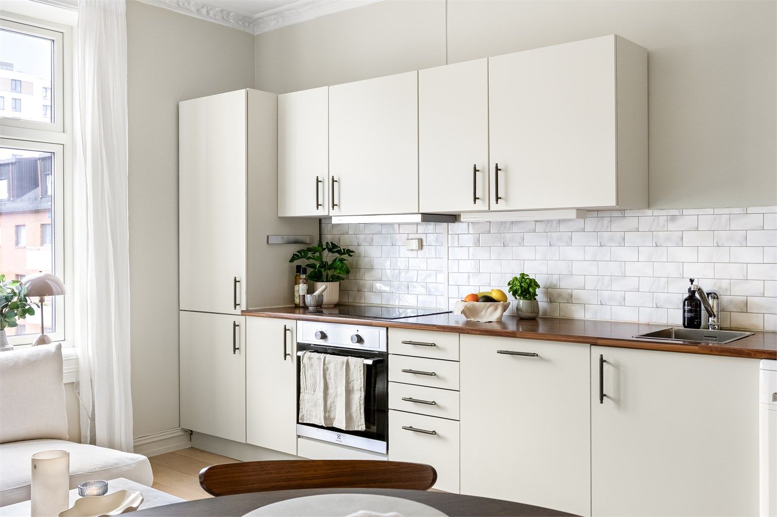 Kjøkkenet er utstyrt med integrerte hvitevarer som kjøleskap med frys, komfyr og oppvaskmaskin, vaskemaskin samt nedfelt platetopp som er tilkoblet komfyrvakt.