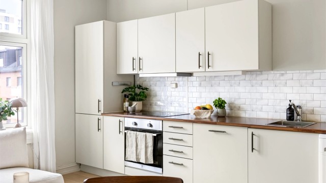 Kjøkkenet er utstyrt med integrerte hvitevarer som kjøleskap med frys, komfyr og oppvaskmaskin, vaskemaskin samt nedfelt platetopp som er tilkoblet komfyrvakt.