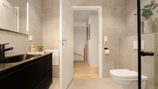 Det er enkel tilgang til badet fra gangen mellom soverommene.