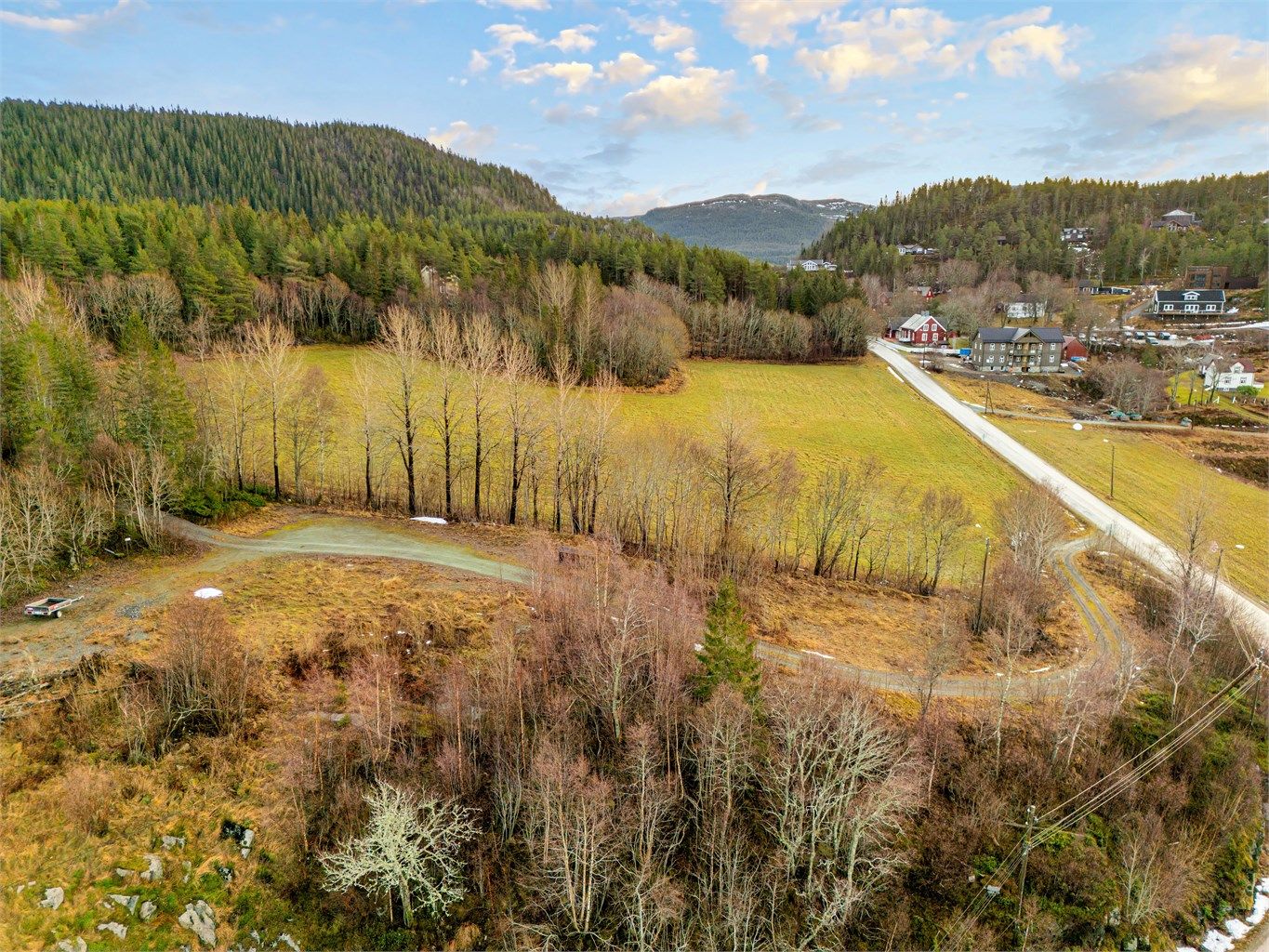 Råkvåg sentrum ligger kun en 15 minutters spasertur unna, der du blant annet finner den berømte Bryggerekka, kunst- og kulturutstillinger, flotte spisesteder, dagligvarebutikker, frisør, treningssenter, skole og barnehage.