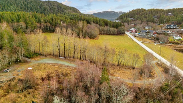 Råkvåg sentrum ligger kun en 15 minutters spasertur unna, der du blant annet finner den berømte Bryggerekka, kunst- og kulturutstillinger, flotte spisesteder, dagligvarebutikker, frisør, treningssenter, skole og barnehage.