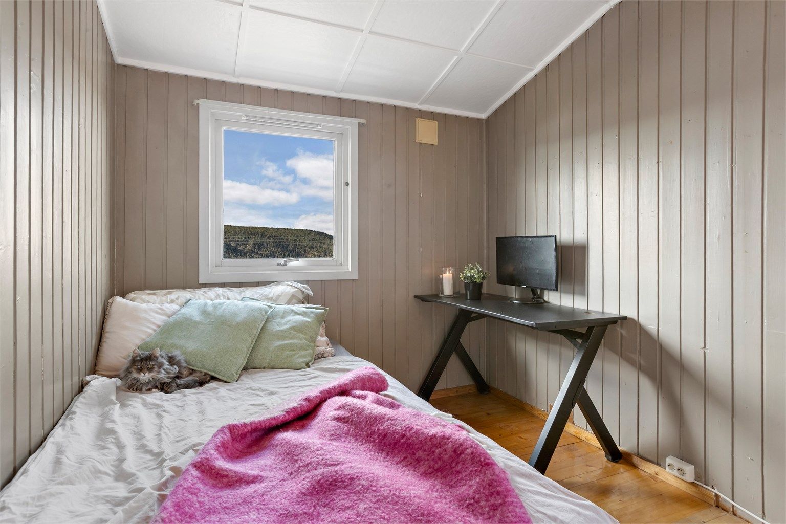 Dette soverommet har originale heltre gulvbord.