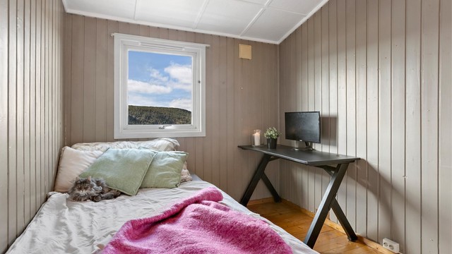 Dette soverommet har originale heltre gulvbord.