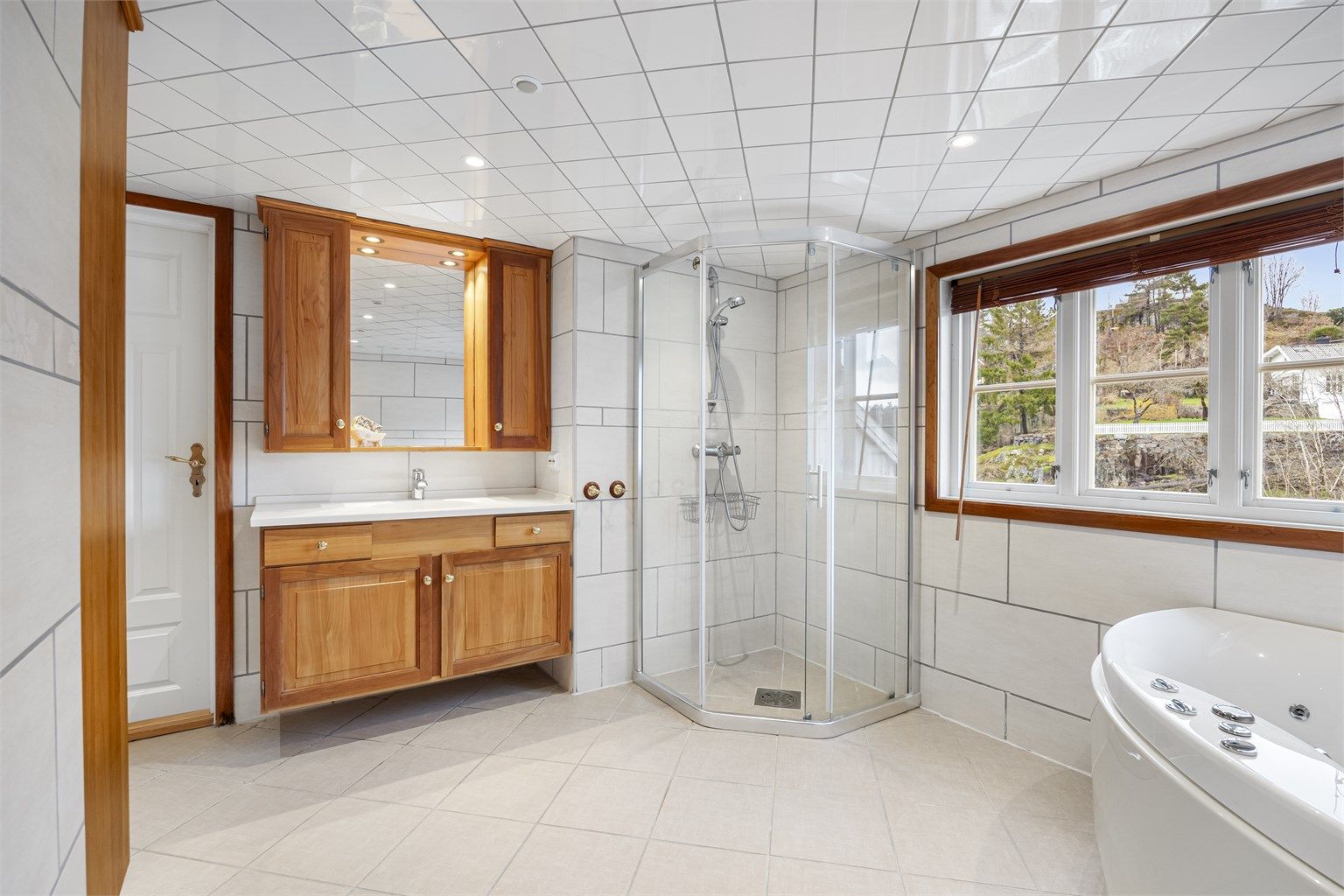 Badet ble renovert i 2007. Det er innredning i kirsebærtre fra Solfjeld.