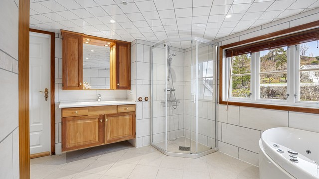 Badet ble renovert i 2007. Det er innredning i kirsebærtre fra Solfjeld.