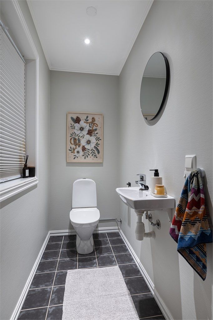 Praktisk gjestetoalett i første etasje, også dette med varme i gulvet.