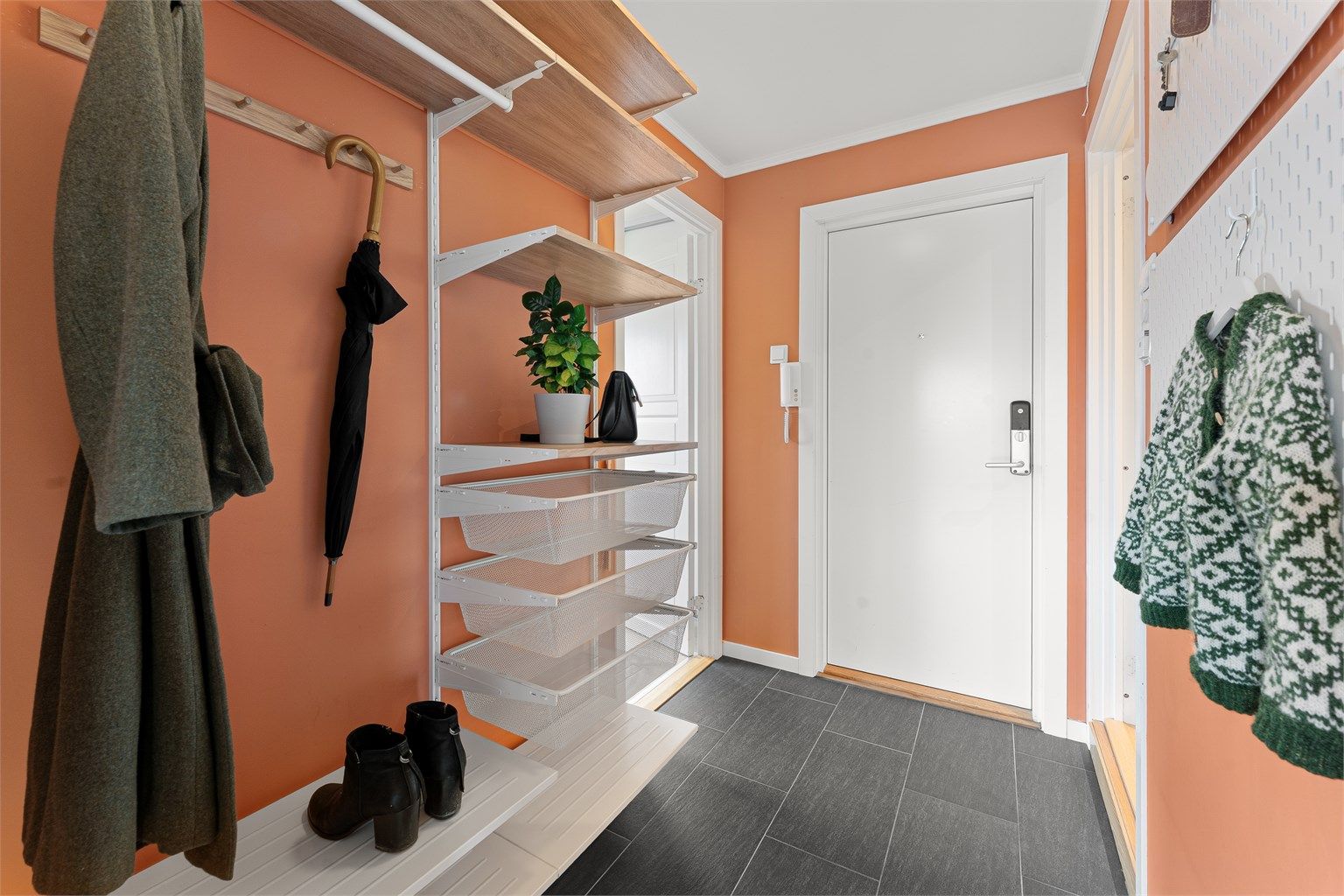 Fleksible hyllesystemer i entréen gir gode og oversiktlige oppbevaringsmuligheter for yttertøy og sko.