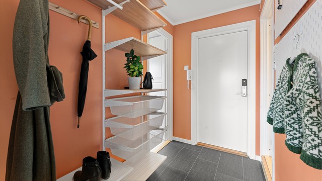 Fleksible hyllesystemer i entréen gir gode og oversiktlige oppbevaringsmuligheter for yttertøy og sko.