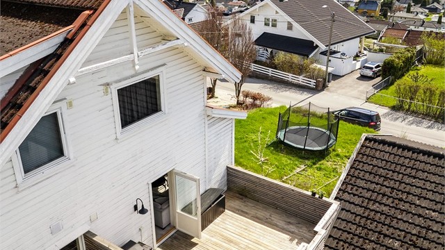Verandaen er smart plassert over en romslig, utvendig bod som gir ekstra lagringsplass. Ikke byggemeldt veranda og bod.