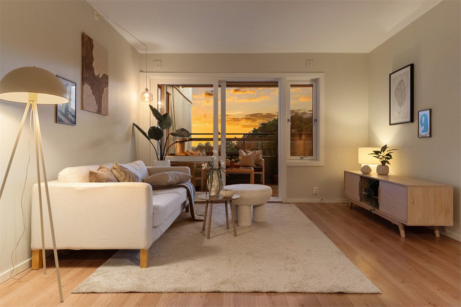 Generøse vindusflater og god takhøyde som sørger for en åpen og luftig romfølelse