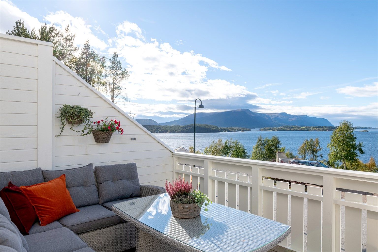 Utsikt mot Borgundfjorden fra sitteplassen på terrassen.