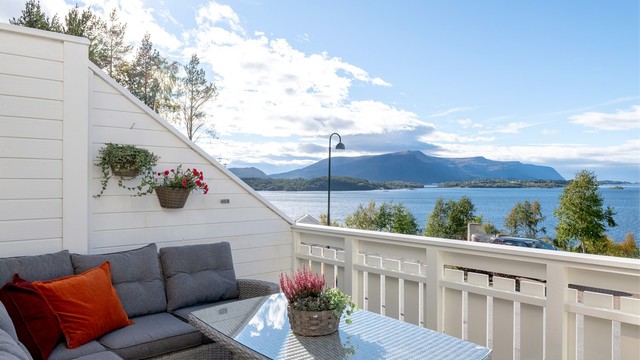 Utsikt mot Borgundfjorden fra sitteplassen på terrassen.