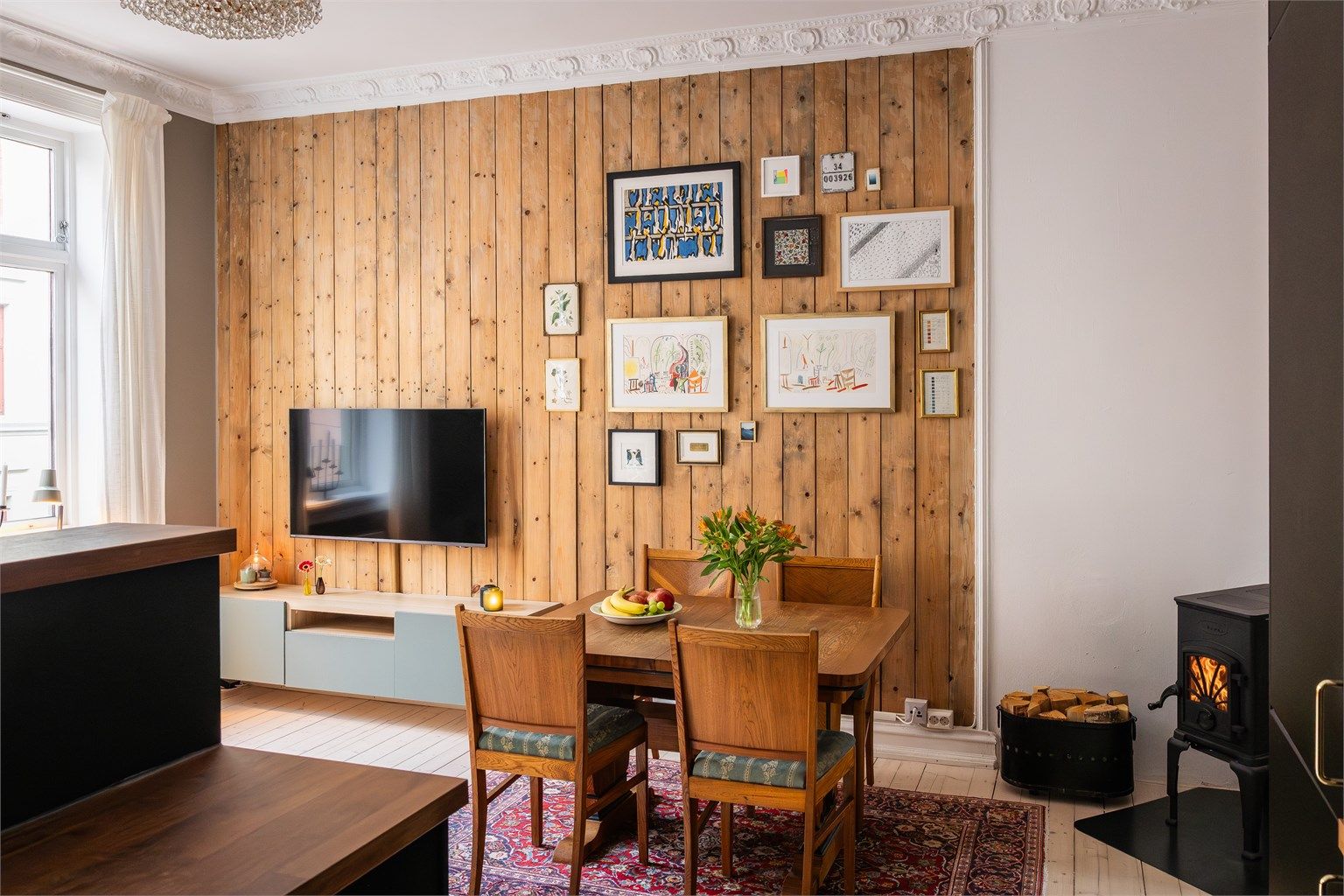 Det er sjarmerende detaljer som orignalt panel på vegg, samt orignalt tregulv.