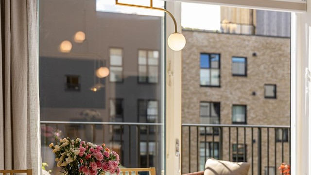 Spisestuen har plass til hyggelige sammenkomster med familie og venner.