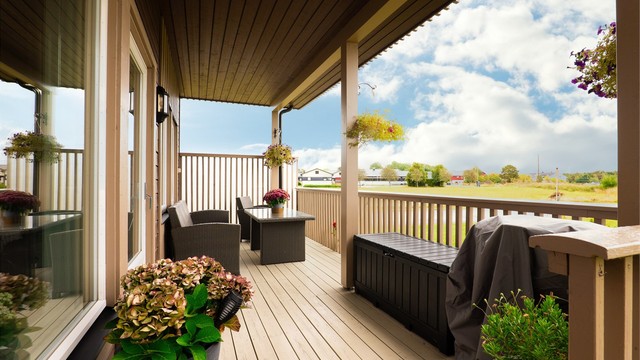 Verandaen er tilgjengelig fra stuen og representerer et prisverdig ekstra areal til den sosiale sonen i første etasje.