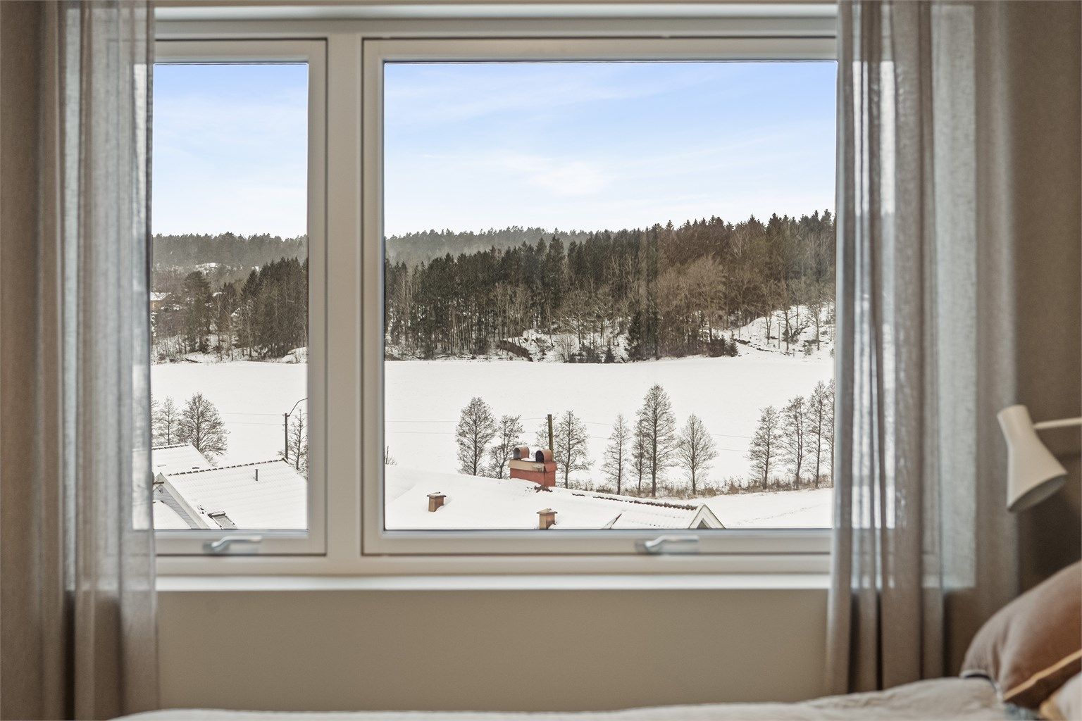 Høyt og landlig beliggende med fin utsikt ut over nærområdet 