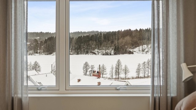 Høyt og landlig beliggende med fin utsikt ut over nærområdet