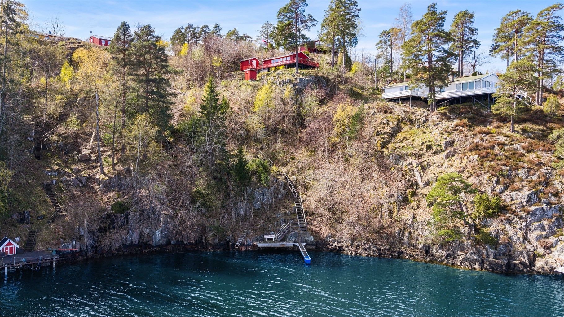 Fra eiendommen er det trapp ned til egen båtplass. Eiendommens plassering i høyden gir solrike forhold og fin utsikt.