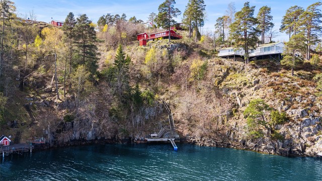 Fra eiendommen er det trapp ned til egen båtplass. Eiendommens plassering i høyden gir solrike forhold og fin utsikt.