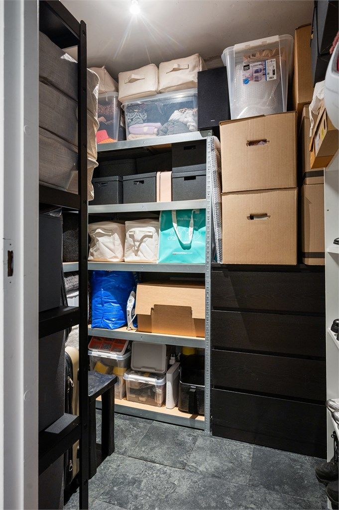 Leiligheten har en praktisk innvendig bod, i tillegg til en kjellerbod på 4 m².