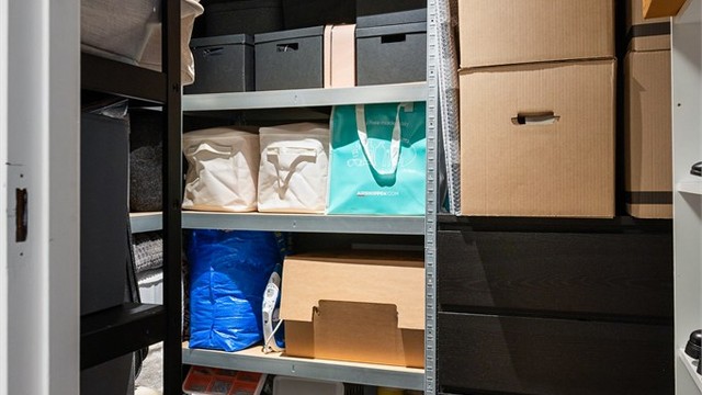 Leiligheten har en praktisk innvendig bod, i tillegg til en kjellerbod på 4 m².