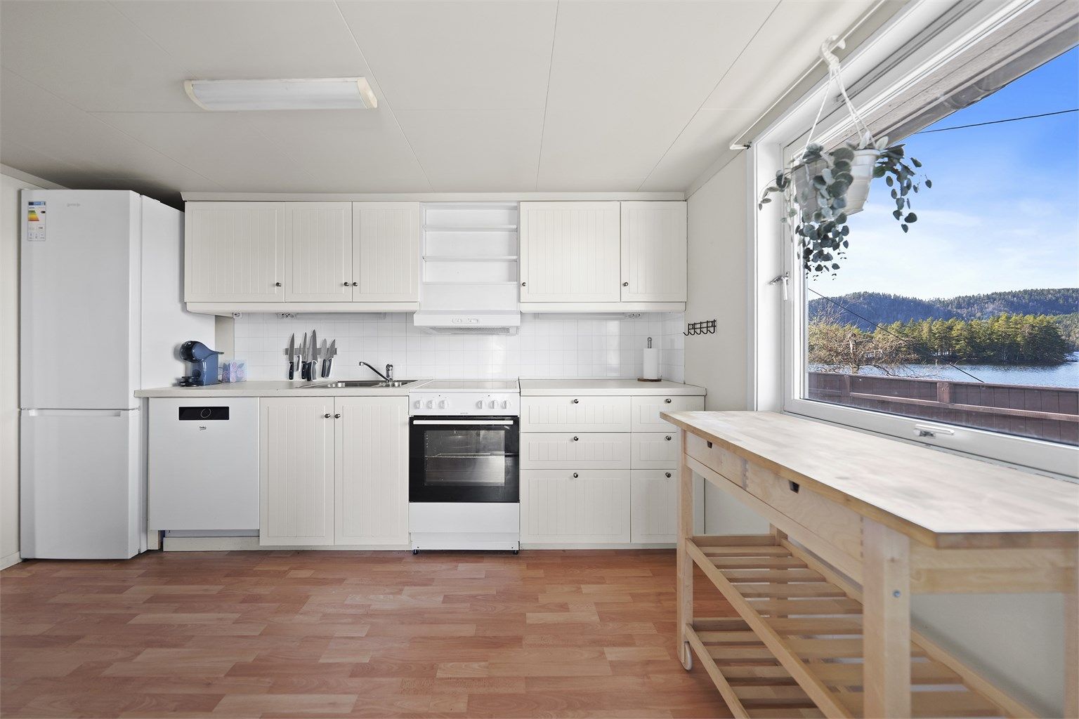 Lyst kjøkken fra Ikea. 