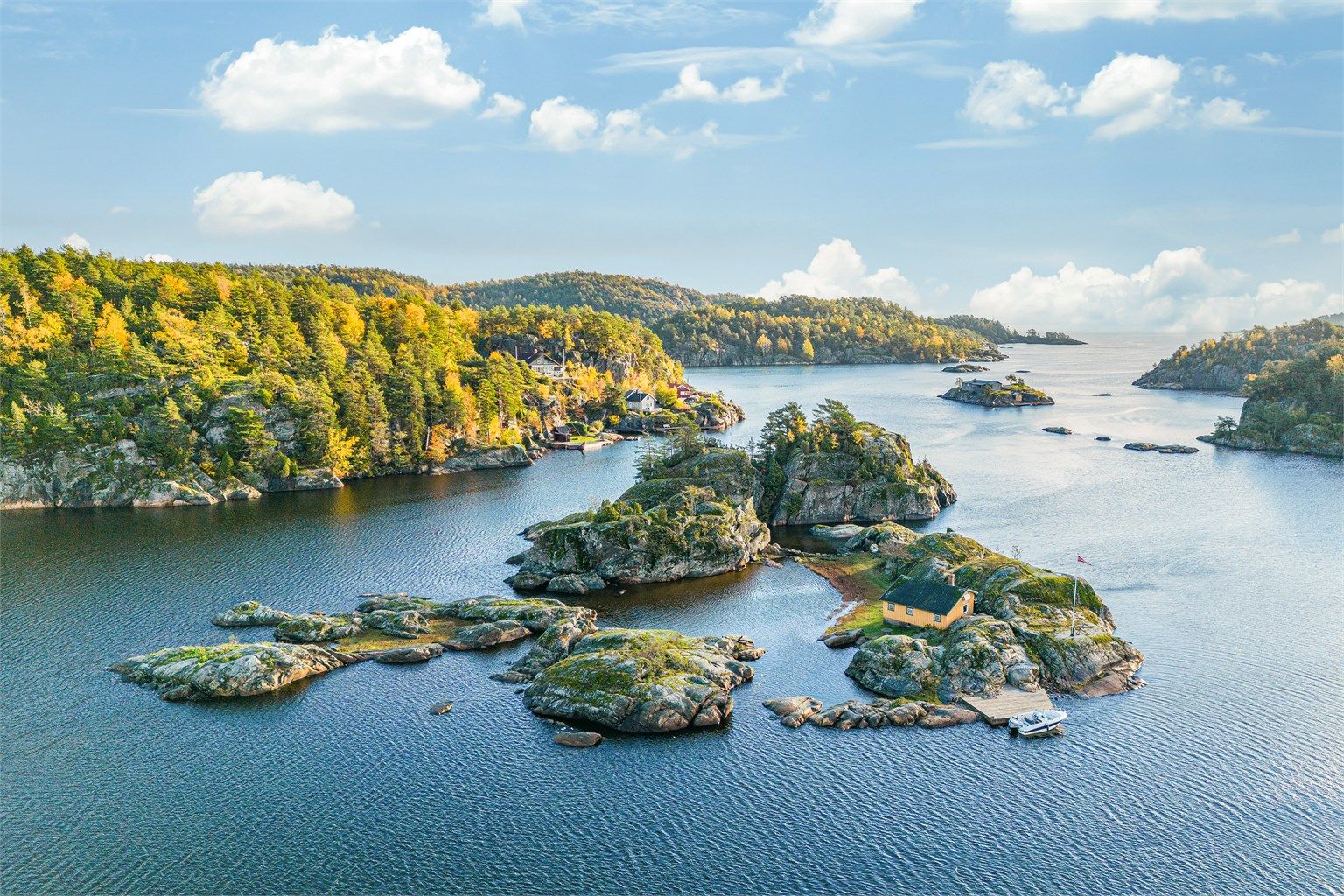 Nydelig beliggende fritidseiendom i naturskjønne omgivelser i Åbyfjorden.  