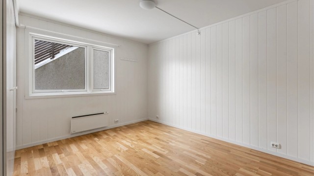 Boligen har flere lyse soverom med plass til seng og oppbevaringsløsninger.