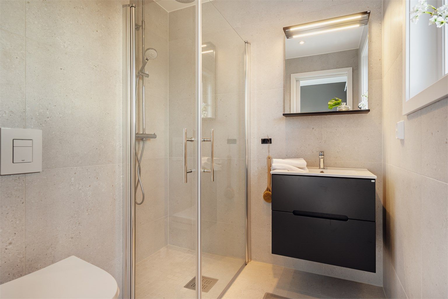 Baderomsmøbler og sanitærutstyr i samme serie skaper helhet og en rød tråd mellom badene. Dette er tilknyttet hovedsoverommet.