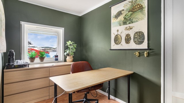 Soverom 2 er også utstyrt med skyvedørsgarderobe og for øvrig oppmålt til ca. 7 kvm.