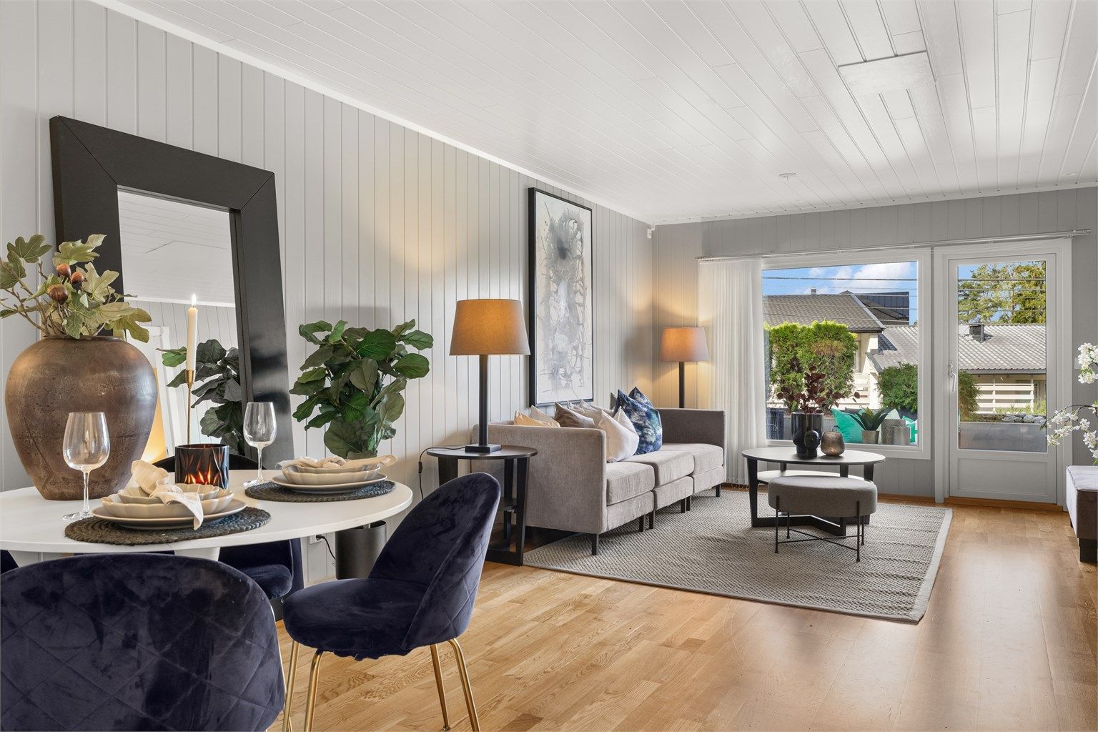 Leiligheten har en god og romslig planløsning med store vindusflater mot vest.