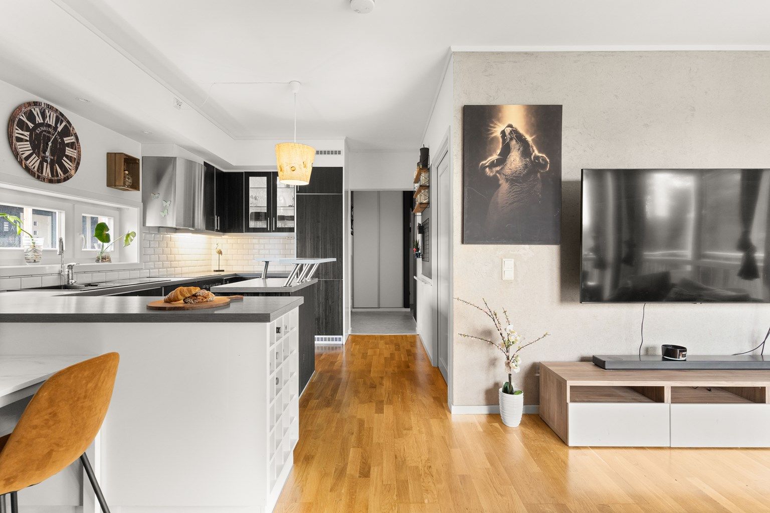 Leiligheten har en åpen kjøkken - stueløsning som gir god plassutnyttelse i leiligheten.