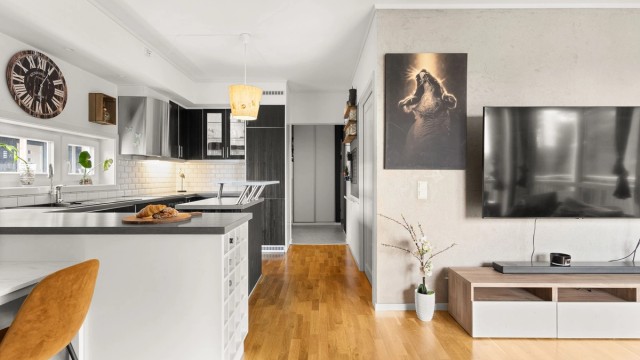 Leiligheten har en åpen kjøkken - stueløsning som gir god plassutnyttelse i leiligheten.