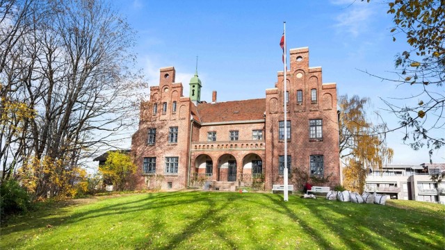 Stabekkslottet, den opprinnelige hovedbygningen på Ringstabekk før den i 1908 ble bygget om for Statens lærerinneskole i husstell