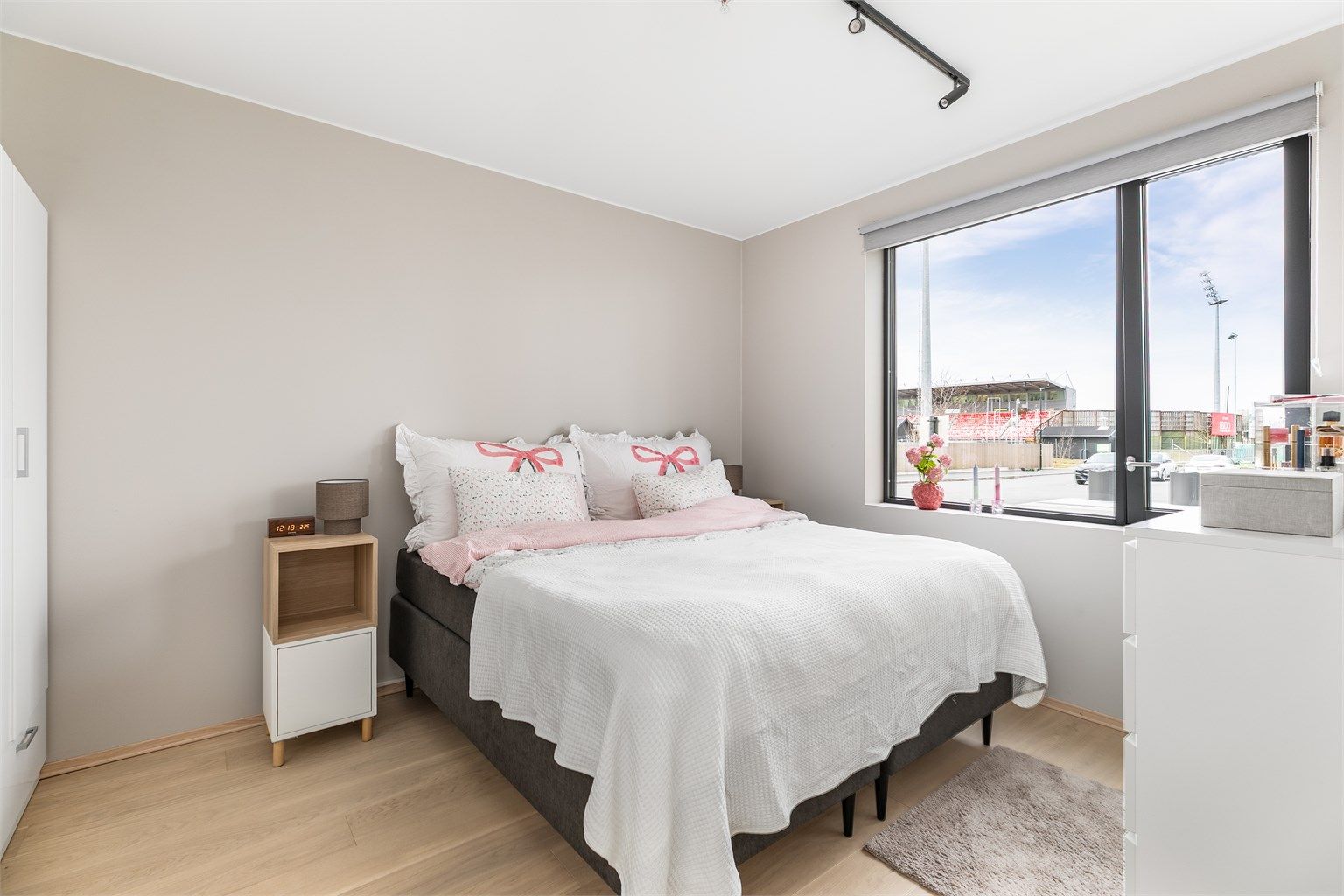 Soverommet er på ca. 13 kvm. - av god størrelse til sitt formål.