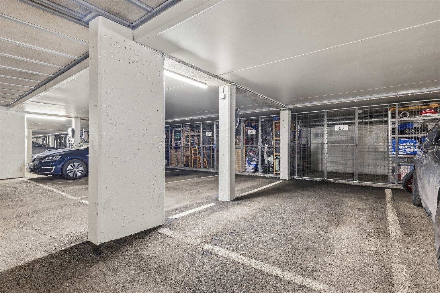 Boligen har bruksrett til garasjeplass merket nr. 53 i felles, lukket garasjeanlegg. Sportsbod bak garasjeplass