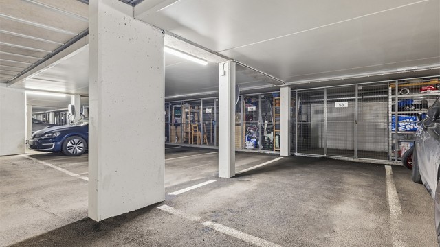 Boligen har bruksrett til garasjeplass merket nr. 53 i felles, lukket garasjeanlegg. Sportsbod bak garasjeplass