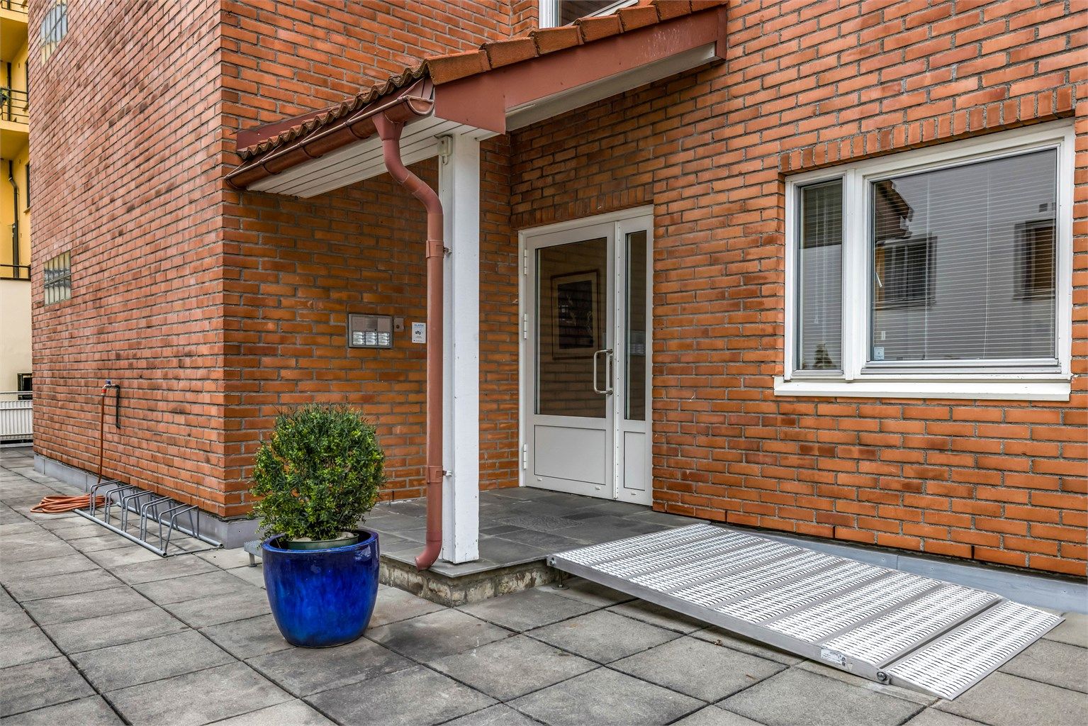 Inngangsparti med callinganlegg. 