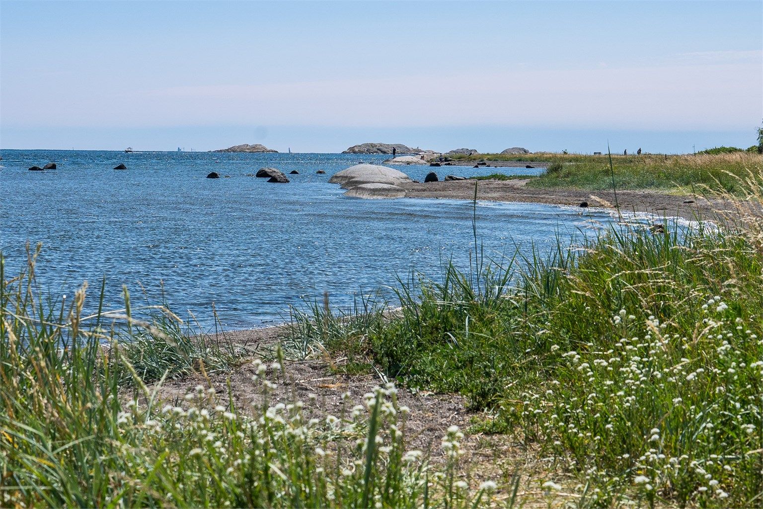 ra leiligheten er det kort vei til Bekkevika- en hyggelig sandstrand. Tjøme har mange vakre strender slik som denne på Hvasser.