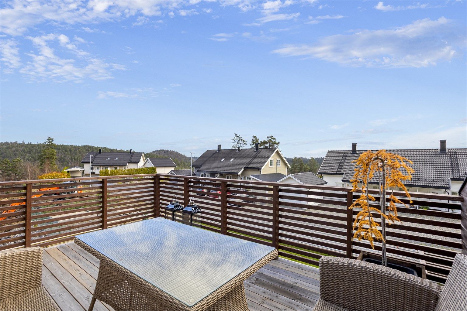 Uteplassen er oppført i trekonstruksjoner med gulv belagt med terrassebord.